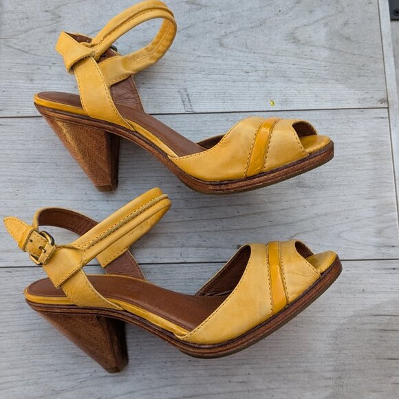 French Connection Women’s Peep Toe Yellow Leather Wood Heels Size 41 EUC Retro - Picture 2 of 14